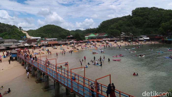 Suasana di Pantai Drini Gunungkidul
