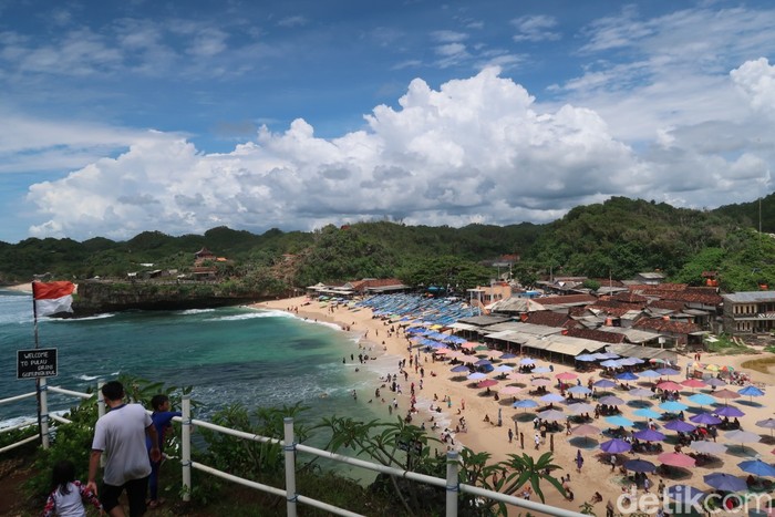 Suasana di Pantai Drini Gunungkidul