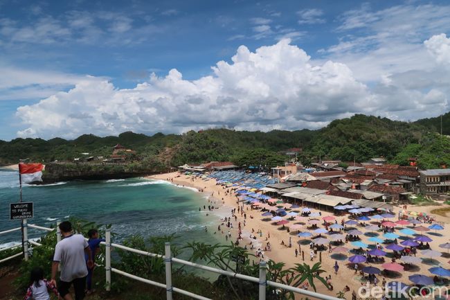2 Wisatawan Terseret Ombak Saat Foto-foto di Pantai Drini