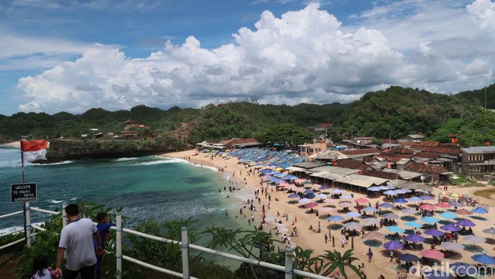 Suasana di Pantai Drini Gunungkidul