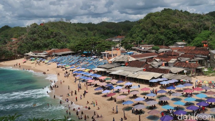 Suasana di Pantai Drini Gunungkidul