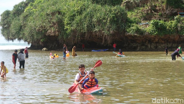 Suasana di Pantai Drini Gunungkidul Suasana di Pantai Drini Gunungkidul