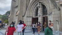 Pada misa kali ini, kapasitas Gereja Katedral dibatasi yakni sebanyak 40 persen atau sekitar 650 orang. (Foto: Azhar-detikcom)