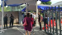 Jemaat juga diwajibkan menggunakan aplikasi PeduliLindungi saat masuk ke area gereja. (Foto: Azhar-detikcom )