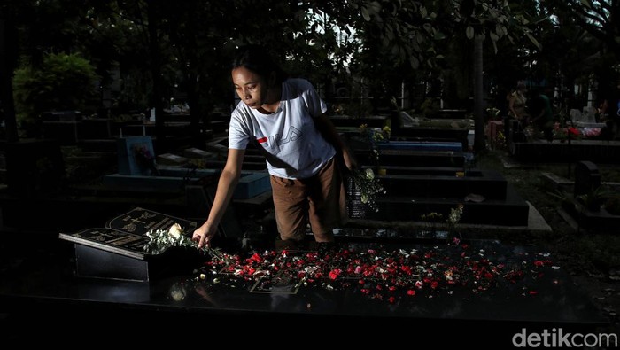 Suasana Ziarah Umat Nasrani di Makam Keturunan Portugis Umat Nasrani melakukan ziarah di makam keturunan Portugis kawasan GPIB Tugu, Semper Barat, Cilincing, Jakarta Utara, Jumat (24/12).