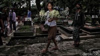 Peziarah terus berdatangan ke makam keturunan Portugis kawasan GPIB Tugu, Semper Barat, Cilincing, Jakarta Utara