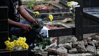 Mereka juga membersihkan makam itu sambil menaruh bunga.