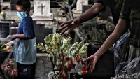 Mereka meletakkan dan menaburkan bunga di atas makam.