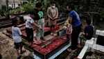 Suasana Ziarah Umat Nasrani di Makam Keturunan Portugis