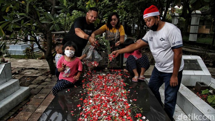 Suasana Ziarah Umat Nasrani di Makam Keturunan Portugis Umat Nasrani melakukan ziarah di makam keturunan Portugis kawasan GPIB Tugu, Semper Barat, Cilincing, Jakarta Utara, Jumat (24/12).
