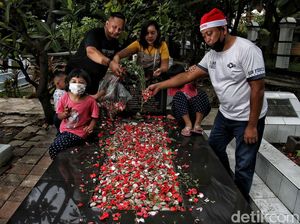 Suasana Ziarah Umat Nasrani di Makam Keturunan Portugis