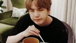 Momen Seru Suga BTS Saat Masak Kimchi Jjigae dan Makan Pizza