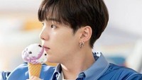 Suga juga pernah terlihat sedang menikmati satu cone es krim rasa vanila. Ia terlihat tampan saat berpose. Foto: dok. Big Hit
