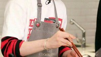 Suga merupakan salah satu member BTS yang memiliki bakat memasak. Dalam suatu kesempatan, Suga tampak membuat kimchi jjigae. Foto: dok. Big Hit