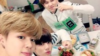 Ditemani oleh Jimin dan Jungkook BTS, Suga menikmati makanan yang dikirimkan oleh ARMY. Foto: dok. Big Hit