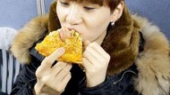 Momen Seru Suga BTS Saat Masak Kimchi Jjigae dan Makan Pizza