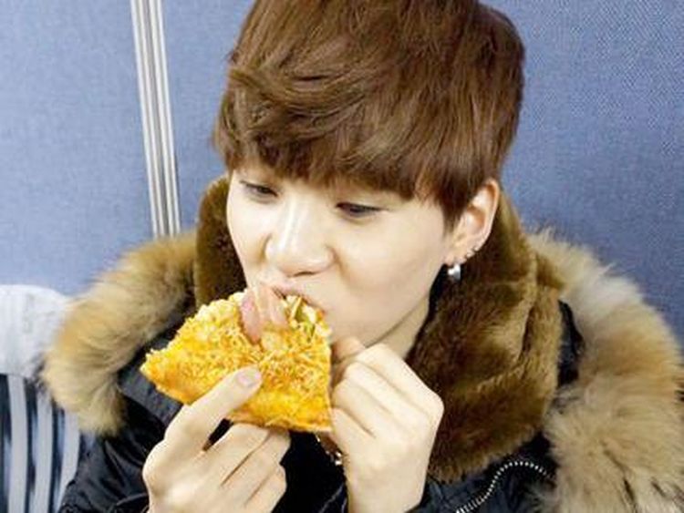 Momen Seru Suga BTS Saat Masak Kimchi Jjigae dan Makan Pizza