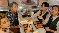 Saat sedang istirahat syuting video klip, begini serunya Suga bersama RM, Jimin, dan V sedang menikmati tteokbokki. Foto: dok. Big Hit