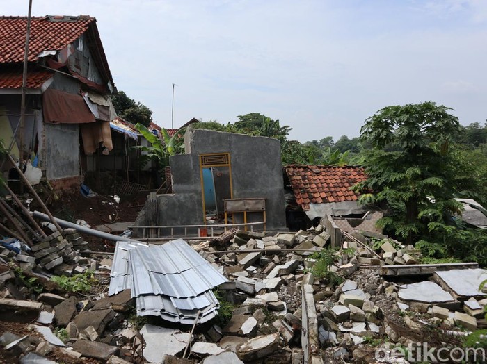 Tiga rumah di Majalengka ambruk