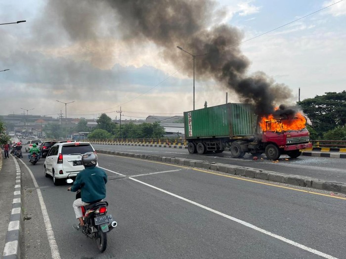Sidoarjo - Truk kontainer terbakar di Jembatan Trosobo. Kejadian tersebut sempat menimbulkan kepadatan lalu lintas.
