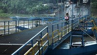 Pengendara motor dikenakan tarif Rp 2.000 saat melintas di jembatan perahu tersebut.