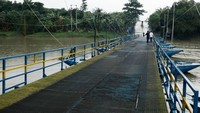 H Endang membenarkan kalau jembatan perahu itu adalah karyanya. Setiap hari kerja, jembatan perahu dilintasi kurang lebih 10.000 ribu pengendara roda dua yang ingin mengambil jalan pintas.