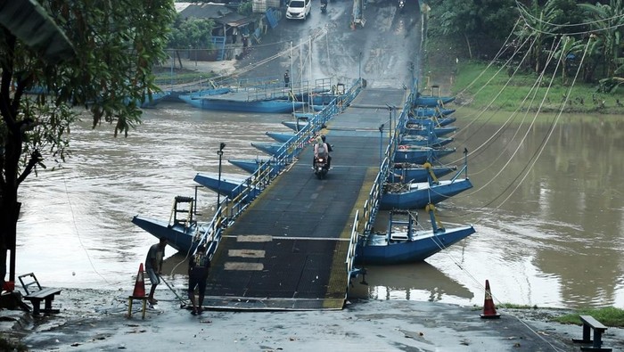 Unik, Jembatan di Karawang Ini Terbuat dari Perahu Di Karawang terdapat jembaran yang terbuat dari perahu. Setiap hari kerja, jembatan perahu itu dilintasi kurang lebih 10.000 ribu pengendara roda dua yang ingin mengambil jalan pintas.