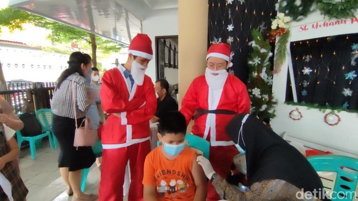 Vaksinasi anak di Ciamis dihibur Santa Claus