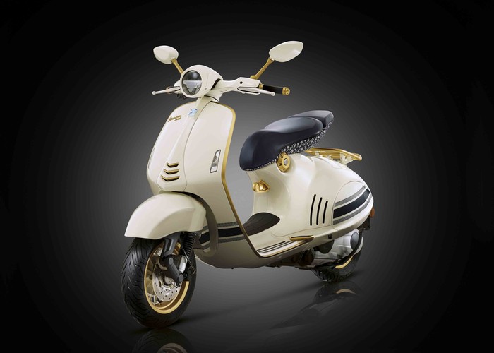 Memiliki berbagai persamaan, diawali dari sama-sama unik, memiliki sejarah panjang, dan lain-lainnya, membuat perusahaan beda industri yakni Vespa dan Dior memutuskan untuk bisa berkolaborasi melahirkan skuter eksklusif terbaru bersama-sama.