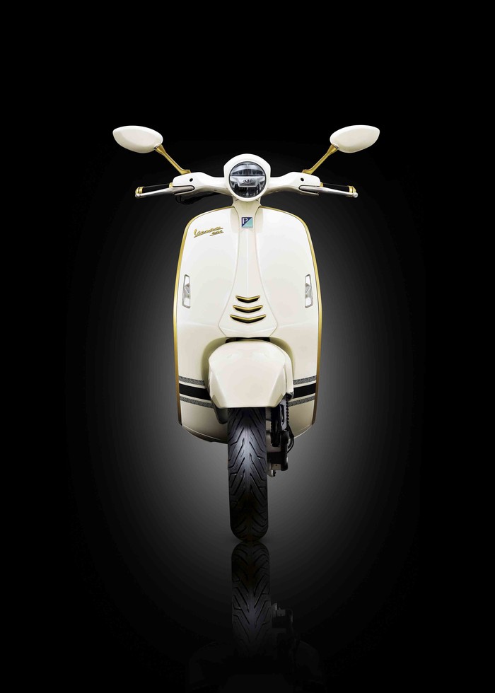 Vespa 946 Christian Dior Memiliki berbagai persamaan, diawali dari sama-sama unik, memiliki sejarah panjang, dan lain-lainnya, membuat perusahaan beda industri yakni Vespa dan Dior memutuskan untuk bisa berkolaborasi melahirkan skuter eksklusif terbaru bersama-sama.