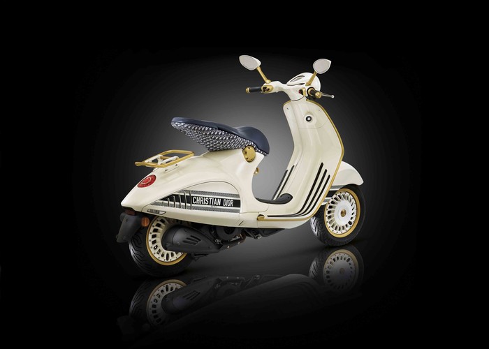 Vespa 946 Christian Dior Memiliki berbagai persamaan, diawali dari sama-sama unik, memiliki sejarah panjang, dan lain-lainnya, membuat perusahaan beda industri yakni Vespa dan Dior memutuskan untuk bisa berkolaborasi melahirkan skuter eksklusif terbaru bersama-sama.