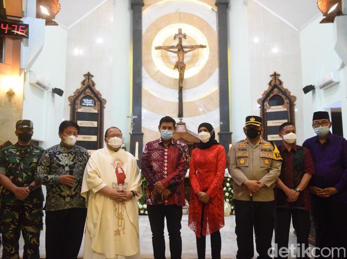 Wali Kota Kediri Abdullah Abu Bakar mengunjungi sejumlah gereja terkait perayaan Natal. Ia mengucapkan selamat Natal dan memberikan bingkisan.