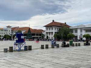 Ajak Keluarga Liburan, Warga Ramai Kunjungi Kota Tua