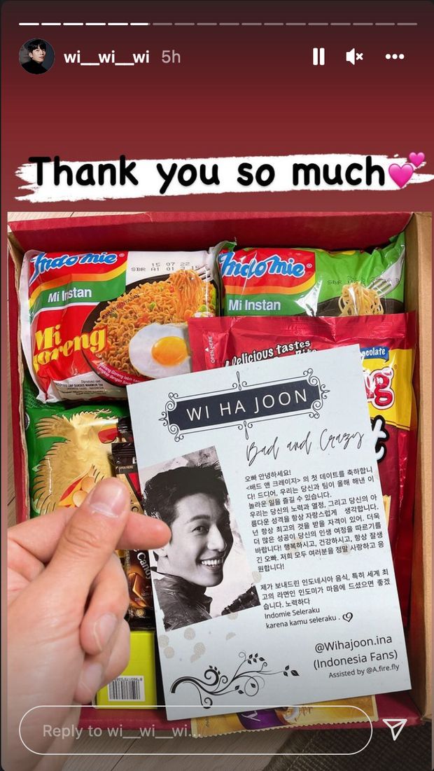 Wi Ha Joon pamer dapat paket Indomie.