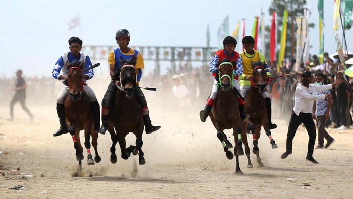 Adu Cepat Pacuan Kuda Tradisional Gayo di Aceh Anggota tim pacuan mempersiapkan kuda lokal gayonya untuk berlaga di lomba pacuan kuda tradisional di lapangan pacuan kuda Sengeda, Bener Meriah, Aceh, Sabtu (25/12/2021). Pacuan kuda tradisional tersebut digelar dalam rangka memeriahkan HUT ke-17 Kabupaten Bener Meriah. ANTARA FOTO/Irwansyah Putra/wsj.