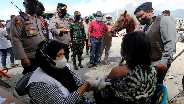Adu Cepat Pacuan Kuda Tradisional Gayo di Aceh Anggota tim pacuan mempersiapkan kuda lokal gayonya untuk berlaga di lomba pacuan kuda tradisional di lapangan pacuan kuda Sengeda, Bener Meriah, Aceh, Sabtu (25/12/2021). Pacuan kuda tradisional tersebut digelar dalam rangka memeriahkan HUT ke-17 Kabupaten Bener Meriah. ANTARA FOTO/Irwansyah Putra/wsj.