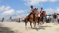 Sejumlah Joki memacu kuda lokal gayo pada lomba pacuan kuda tradisional di lapangan pacuan kuda Sengeda, Bener Meriah, Aceh, Sabtu (25/12/2021).