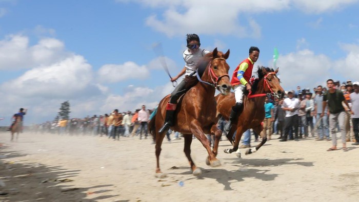 Adu Cepat Pacuan Kuda Tradisional Gayo di Aceh Anggota tim pacuan mempersiapkan kuda lokal gayonya untuk berlaga di lomba pacuan kuda tradisional di lapangan pacuan kuda Sengeda, Bener Meriah, Aceh, Sabtu (25/12/2021). Pacuan kuda tradisional tersebut digelar dalam rangka memeriahkan HUT ke-17 Kabupaten Bener Meriah. ANTARA FOTO/Irwansyah Putra/wsj.
