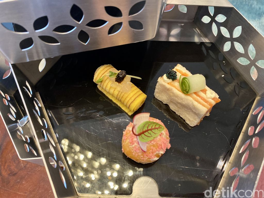 Ngeteh Cantik di Lounge Ini Bisa Cicipi Lapis Surabaya Isi Liver Paté