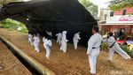 Anak-anak Berlatih Karate di Tenda Pengungsian