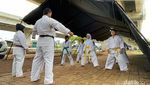Anak-anak Berlatih Karate di Tenda Pengungsian