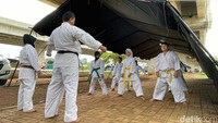 Untuk sementara tenda ini dipergunakan oleh anak-anak untuk berlatih karate.