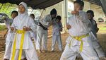 Anak-anak Berlatih Karate di Tenda Pengungsian