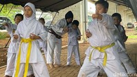 Anak-anak mengikuti kegiatan ini dengan senang.