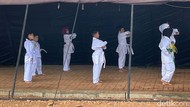 Anak-anak Berlatih Karate di Tenda Pengungsian