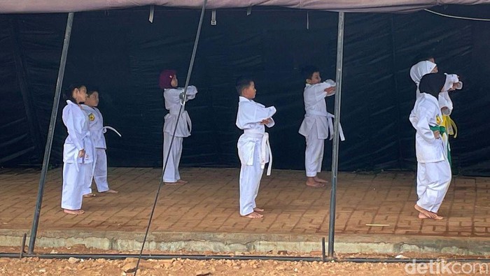 Anak-anak Berlatih Karate di Tenda Pengungsian Sejumlah anak berlatih beladiri karate di kolong Tol Becakayu, Jakarta Timur. Mereka berlatih di tenda pengungsian untuk korban banjir.