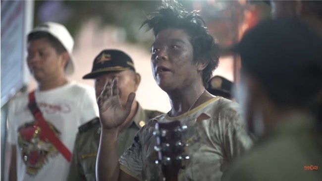 Andika Kangen BandAndika Kangen Band juga pernah melakukan prank dengan berpura-pura jadi gembel. Dalam video di YouTube, ia memakai baju compang-camping dan dibuat tampak kotor dan berantakan. Penyamaran Andika sebagai gelandangan pun bisa dibilang berhasil karena ia hampir dibawa oleh Satpol PP.Foto: YouTube