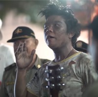 Andika Kangen BandAndika Kangen Band juga pernah melakukan prank dengan berpura-pura jadi gembel. Dalam video di YouTube, ia memakai baju compang-camping dan dibuat tampak kotor dan berantakan. Penyamaran Andika sebagai gelandangan pun bisa dibilang berhasil karena ia hampir dibawa oleh Satpol PP.Foto: YouTube