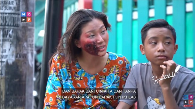 SarwendahSeperti Baim Wong, Sarwendah cukup sering berpura-pura menjadi gembel di akun YouTube-nya. Tak sendiri, ia juga pernah mengajak anak angkatnya, Betrand Peto. Dalam sebuah video, ia berdandan seperti wanita hamil dengan wajah terluka kemudian mengamen di jalanan untuk melihat siapa yang akan menolong.Foto: YouTube