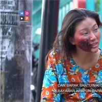 SarwendahSeperti Baim Wong, Sarwendah cukup sering berpura-pura menjadi gembel di akun YouTube-nya. Tak sendiri, ia juga pernah mengajak anak angkatnya, Betrand Peto. Dalam sebuah video, ia berdandan seperti wanita hamil dengan wajah terluka kemudian mengamen di jalanan untuk melihat siapa yang akan menolong.Foto: YouTube